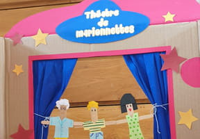 En quelques &eacute;tapes simples, construisez un th&eacute;&acirc;tre de marionnettes unique avec vos enfants