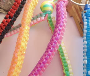 Voici la m&eacute;thode pour apprendre &agrave; faire un scoubidou carr&eacute; avec 4&nbsp;fils