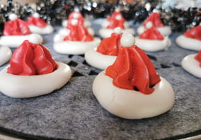 Des meringues en forme de bonnet du p&egrave;re No&euml;l, le dessert id&eacute;al pour r&eacute;galer petits et grands
