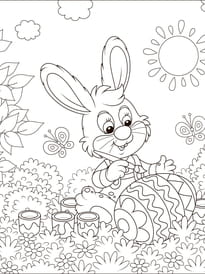 Le lapin de P&acirc;ques d&eacute;corent les &oelig;ufs avant la f&ecirc;te