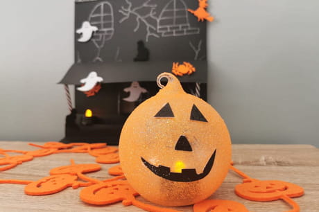 Fabriquez un photophore d'Halloween original avec une simple citrouille