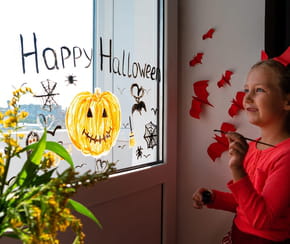 Cr&eacute;ez vos propres stickers pour habiller les vitres &agrave; Halloween, sans tout salir