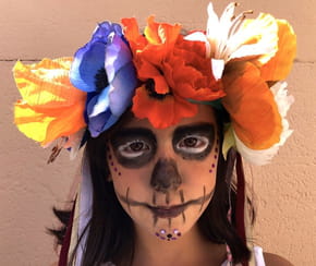 Cette couronne de fleurs "Dia de Los Muertos" fait son effet pour Halloween