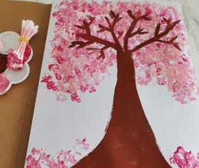 Voici comment peindre un cerisier en fleurs, avec des cotons-tiges