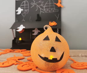 Fabriquez un photophore d'Halloween original avec une simple citrouille