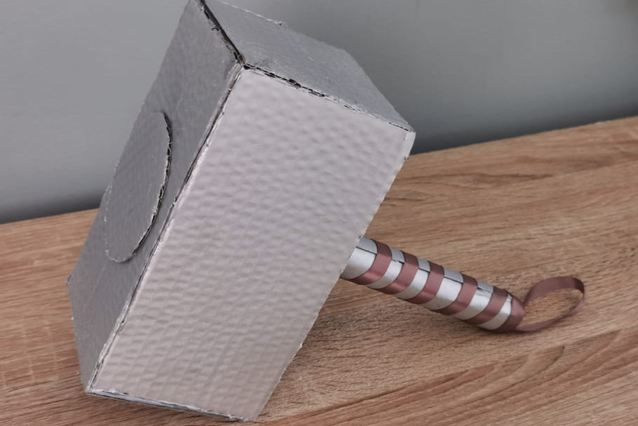 Apprenez à fabriquer le marteau de Thor en carton ultra réaliste
