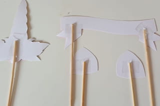Étape 3 : coller les pics en bois