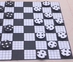 Ce jeu de dames aimanté s'emporte partout : une activité parfaite pour les voyages