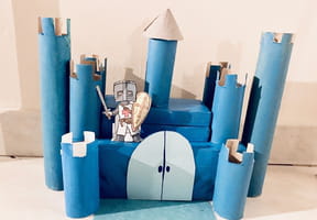 Ch&acirc;teau fort en rouleaux de papier toilette
