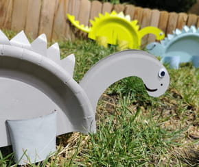 Fabriquer de beaux et grands dinosaures en utilisant de vieilles assiettes en carton