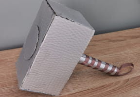 Apprenez &agrave; fabriquer le marteau de Thor en carton ultra r&eacute;aliste