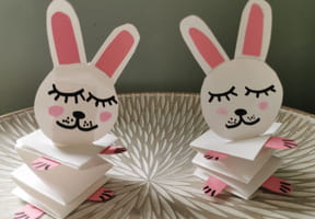 Gr&acirc;ce &agrave; un simple pliage, r&eacute;alisez un joli lapin qui saute