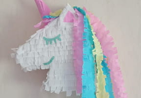 Une pi&ntilde;ata licorne