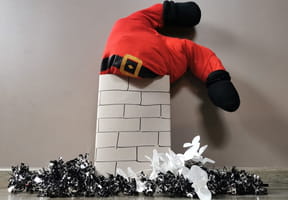 Le p&egrave;re No&euml;l coinc&eacute; dans la chemin&eacute;e, une id&eacute;e d&eacute;co originale