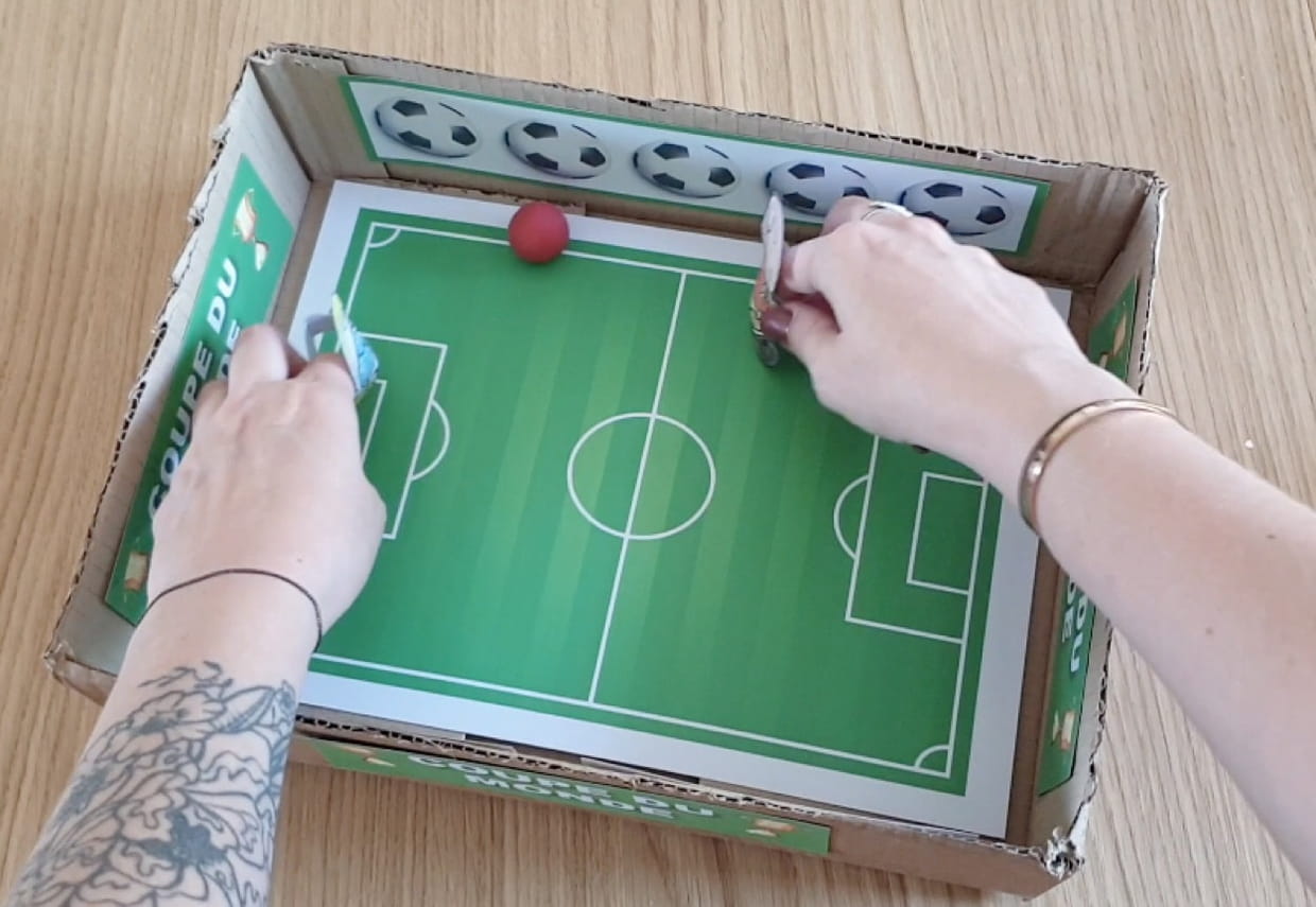 Comment Fabriquer Une Voiture En Carton Qui Roule Toute Seule Jeu de foot en carton recyclé [VIDEO]