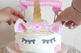 Étape 5 : coller la déco sur le gâteau licorne