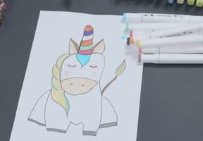 Dessiner une licorne avec le contour de main
