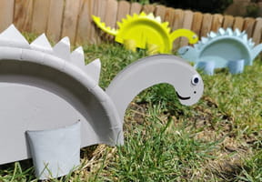 Fabriquer de beaux et grands dinosaures en utilisant de vieilles assiettes en carton