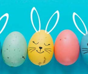 Carte "Joyeuses P&acirc;ques" avec des &oelig;ufs color&eacute;s