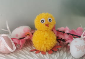 Avec un pompon, voici un poussin de p&acirc;ques trop mignon