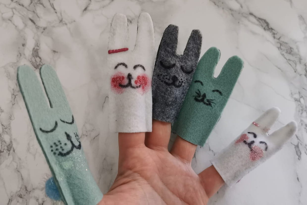 Marionnette à doigts - lapin grey - The Puppet Company