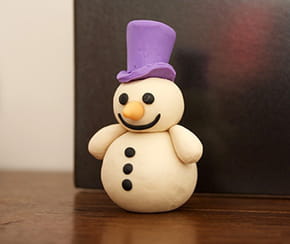 Cr&eacute;ez un joli bonhomme de neige en p&acirc;te &agrave; modeler en seulement quelques &eacute;tapes